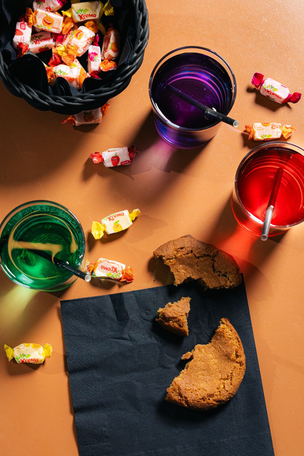 Sirops colorés, bonbons et cookie maison