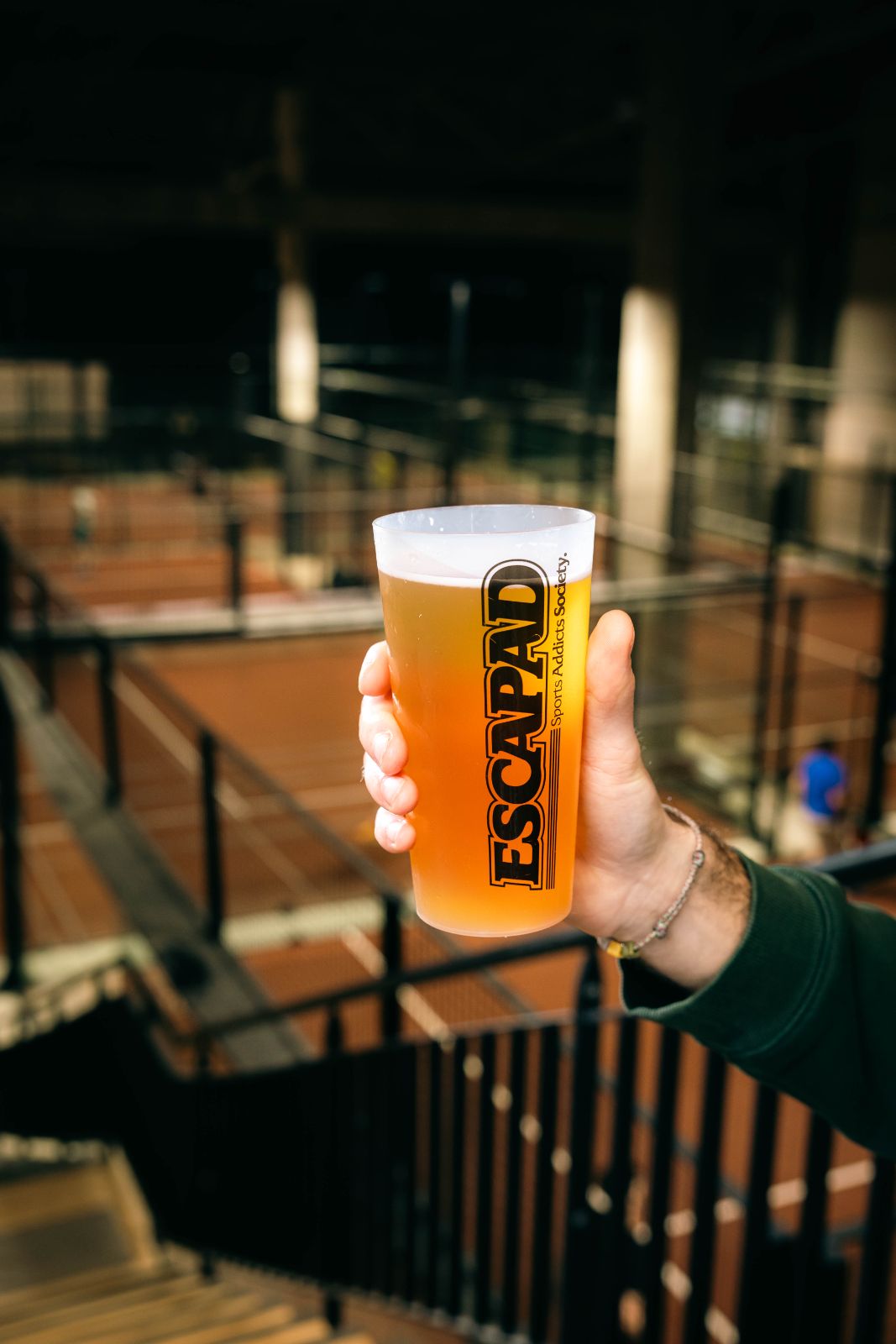 Une bière au-dessus des courts de padel