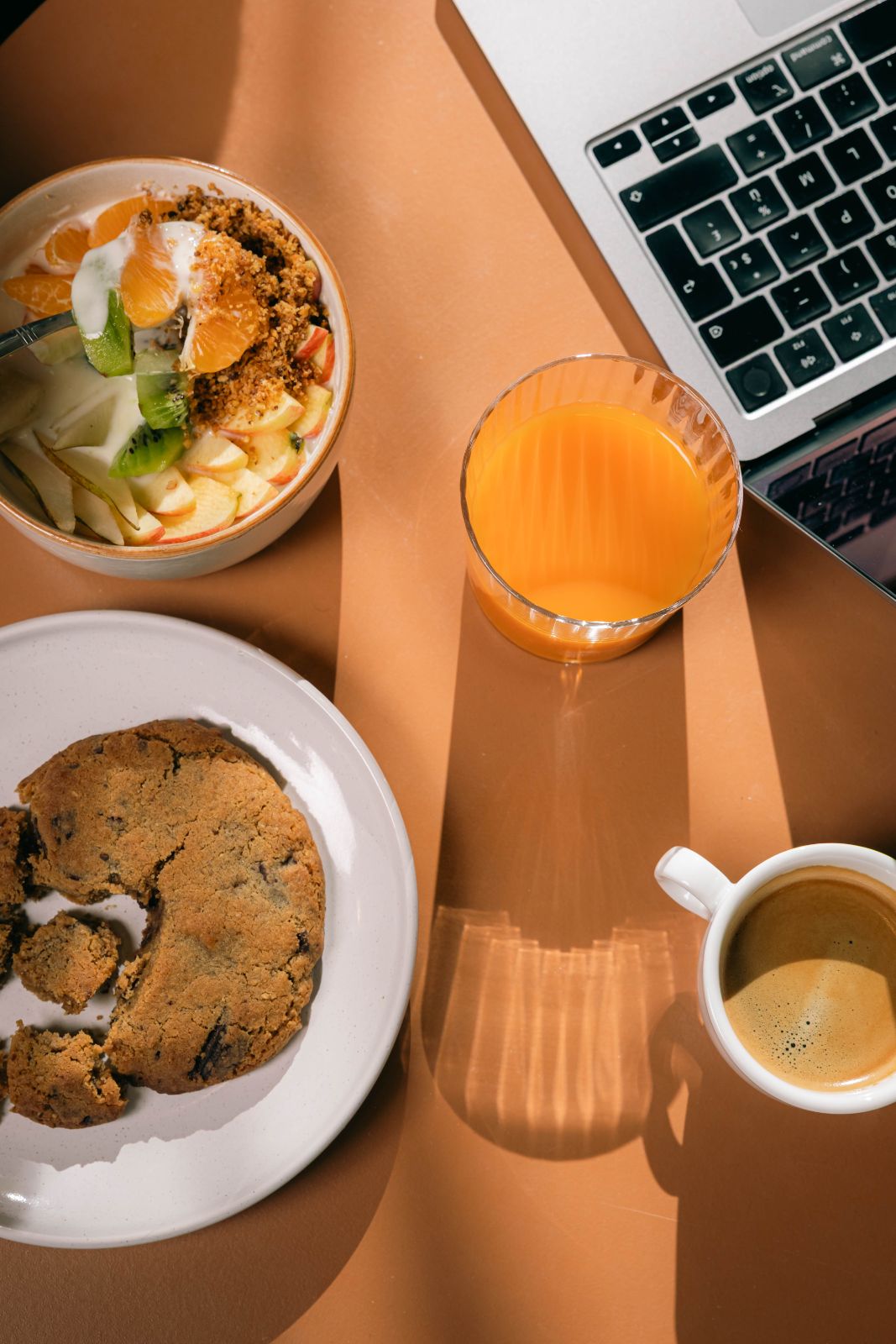 Petit-déjeuner et ordinateur portable