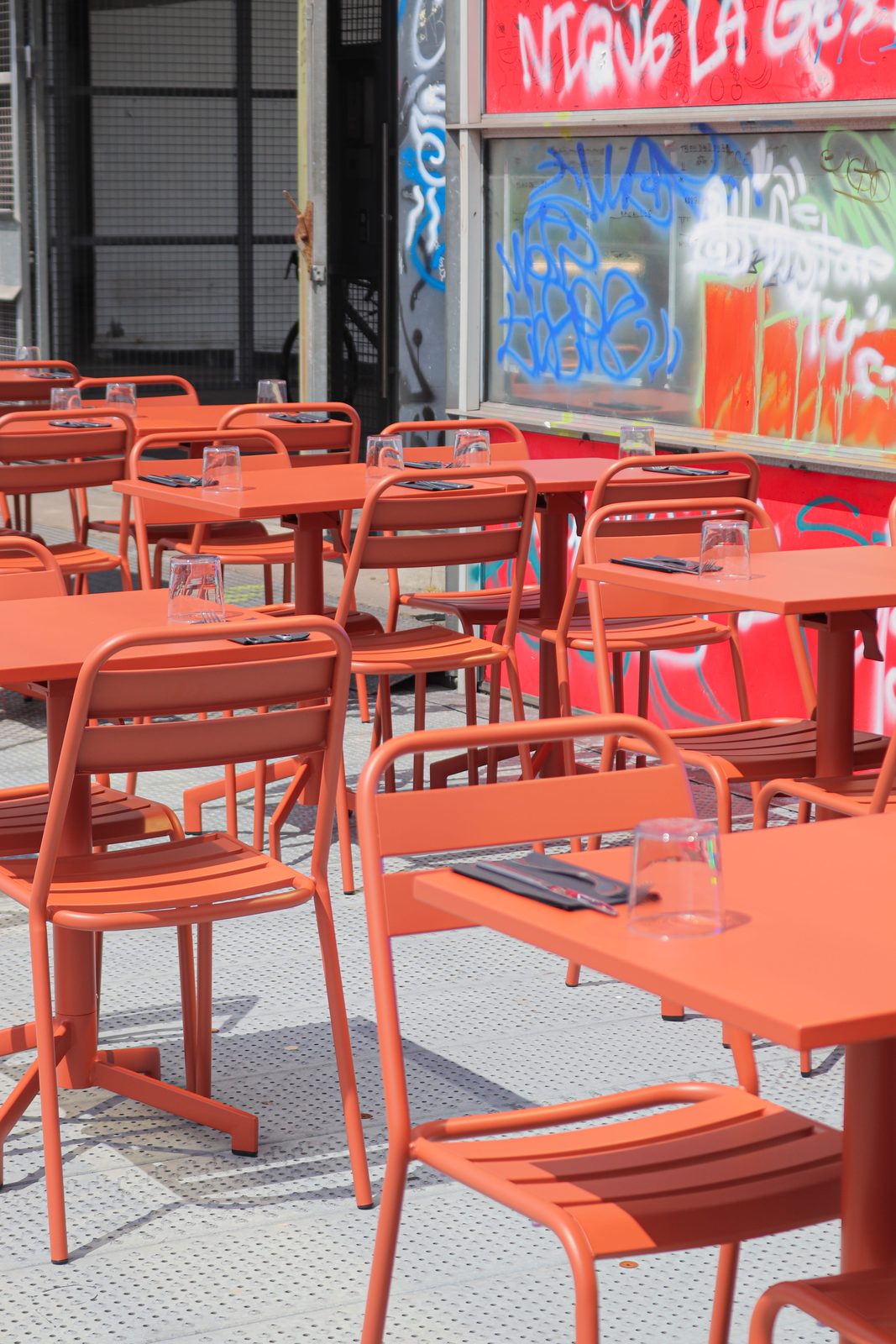 Tables et chaises de la terrasse au soleil